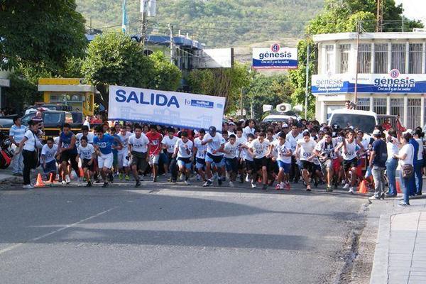 Estudiantes comienzan la carrera frente a la Gobernación Departamental, en Guastatoya. (Foto Prensa Libre: Héctor Contreras) <br _mce_bogus="1"/>