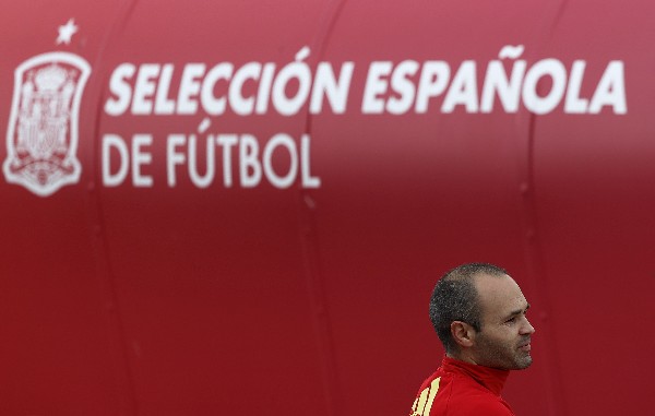 Andrés Iniesta, pilar de la selección española dice que deben estar preparados para lo que viene. (Foto Prensa Libre: EFE)
