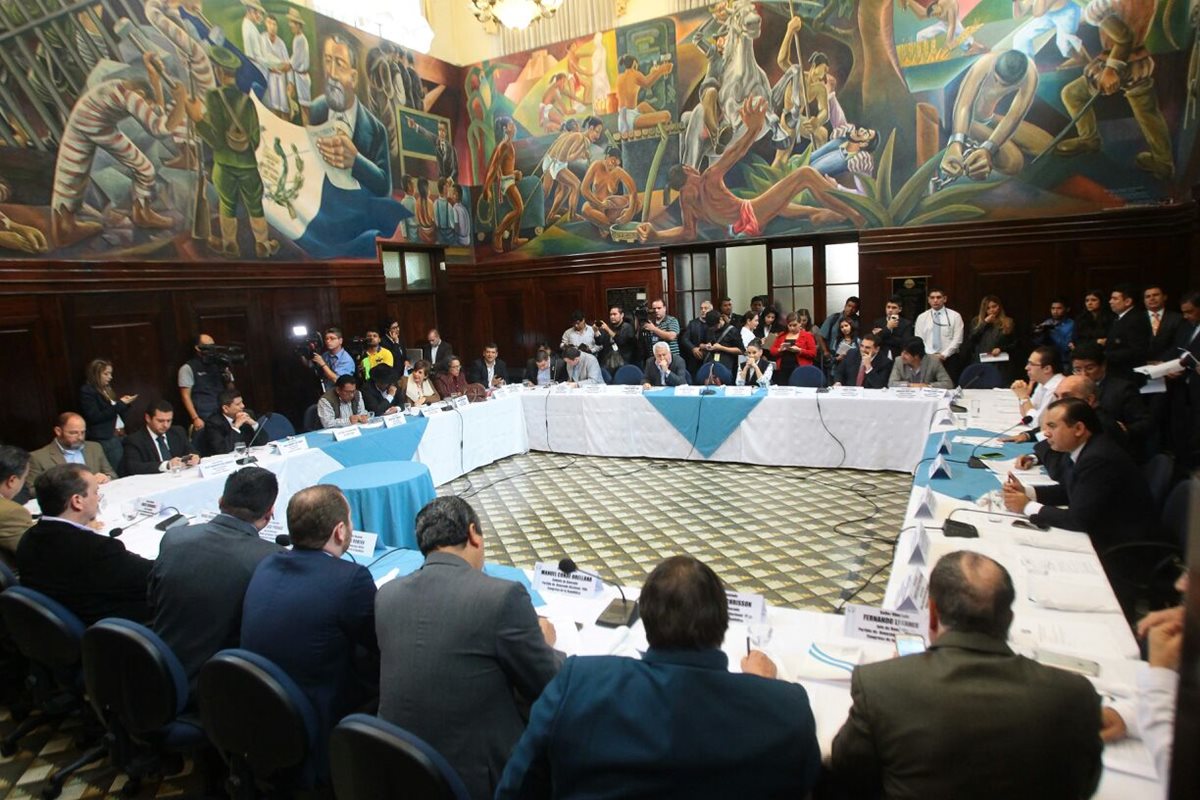 La instancia de Jefes de Bloques discute la agenda de sesiones de la semana en el Salón del Pueblo. (Foto Prensa Libre: Álvaro Interiano)