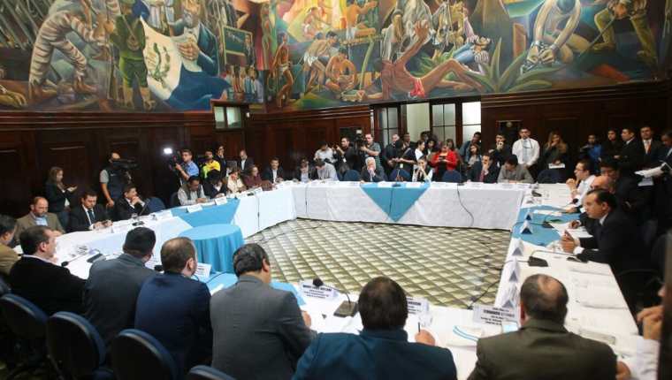 La instancia de Jefes de Bloques discute la agenda de sesiones de la semana en el Salón del Pueblo. (Foto Prensa Libre: Álvaro Interiano)