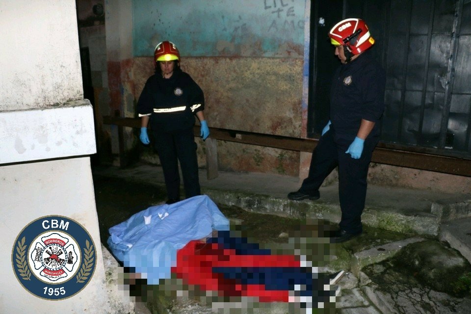 Los cadáveres de dos adolescentes con señales de violencia en Chinautla. (Foto Prensa Libre: CBM)