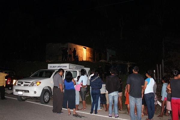 Vecinos observan el inmueble donde murió baleada Luz María Estrada, en San Benito. (Foto Prensa Libre: Rigoberto Escobar)