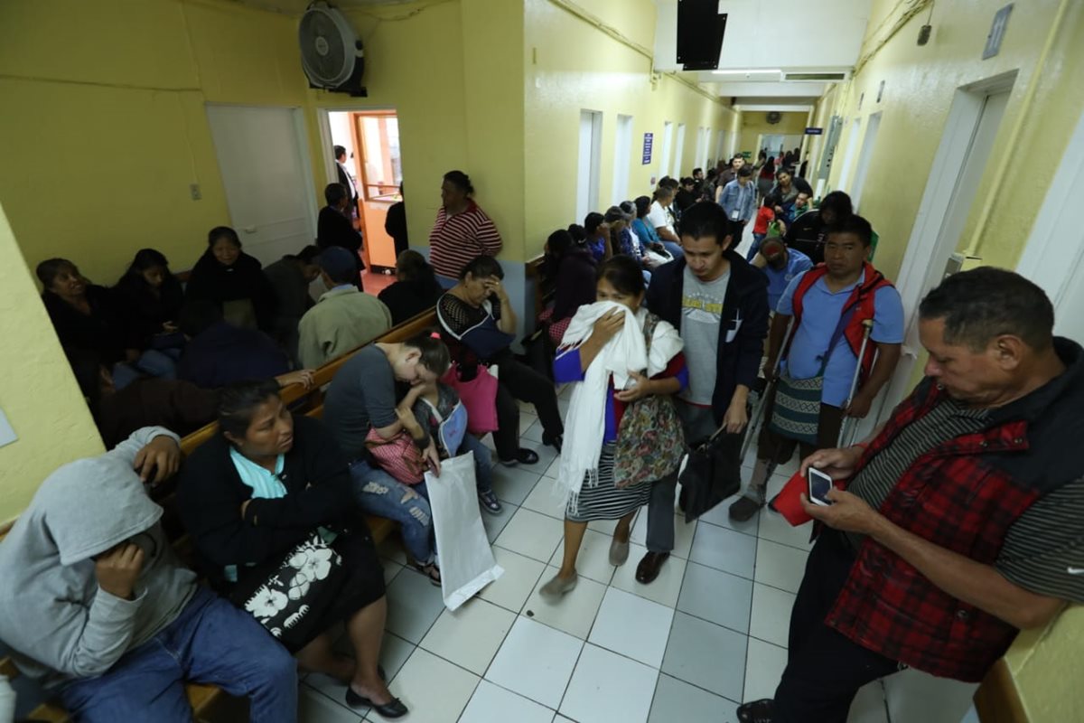 Los pacientes debieron esperar horas en la consulta externa del Hospital Roosevelt. (Foto Prensa Libre: Esbin García)