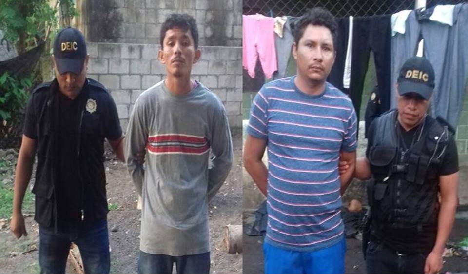 Capturados en Sipacate, Escuintla, son sindicados de haberle causado la muerte a una mujer y su hija. (Foto Prensa Libre: PNC)