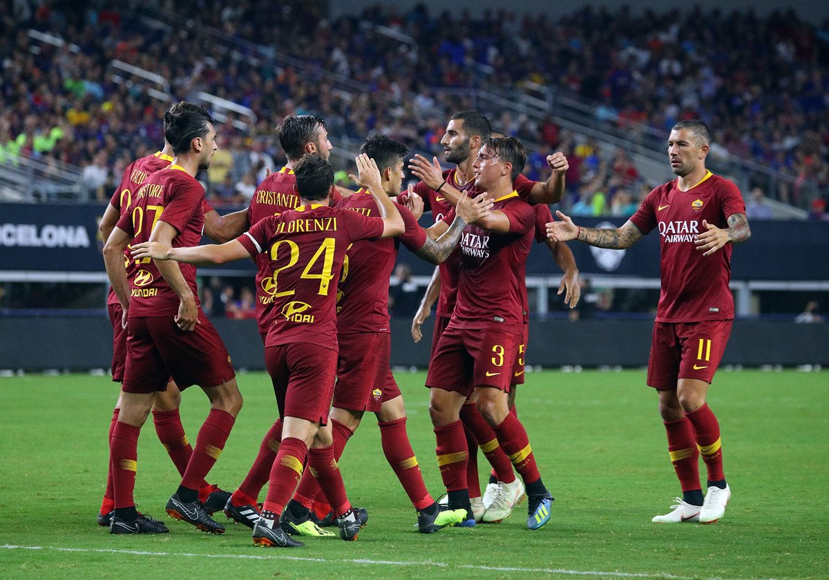 Los jugadores celebran el gol anotado por Diego Perotti. (Foto Prensa Libre: AFP)