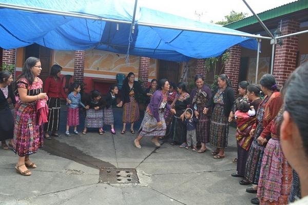 Las féminas participan en varias dinámicas que imparte la Defensoría de la Mujer Indígena, en Sololá. (Foto Prensa Libre: Édgar Sáenz)