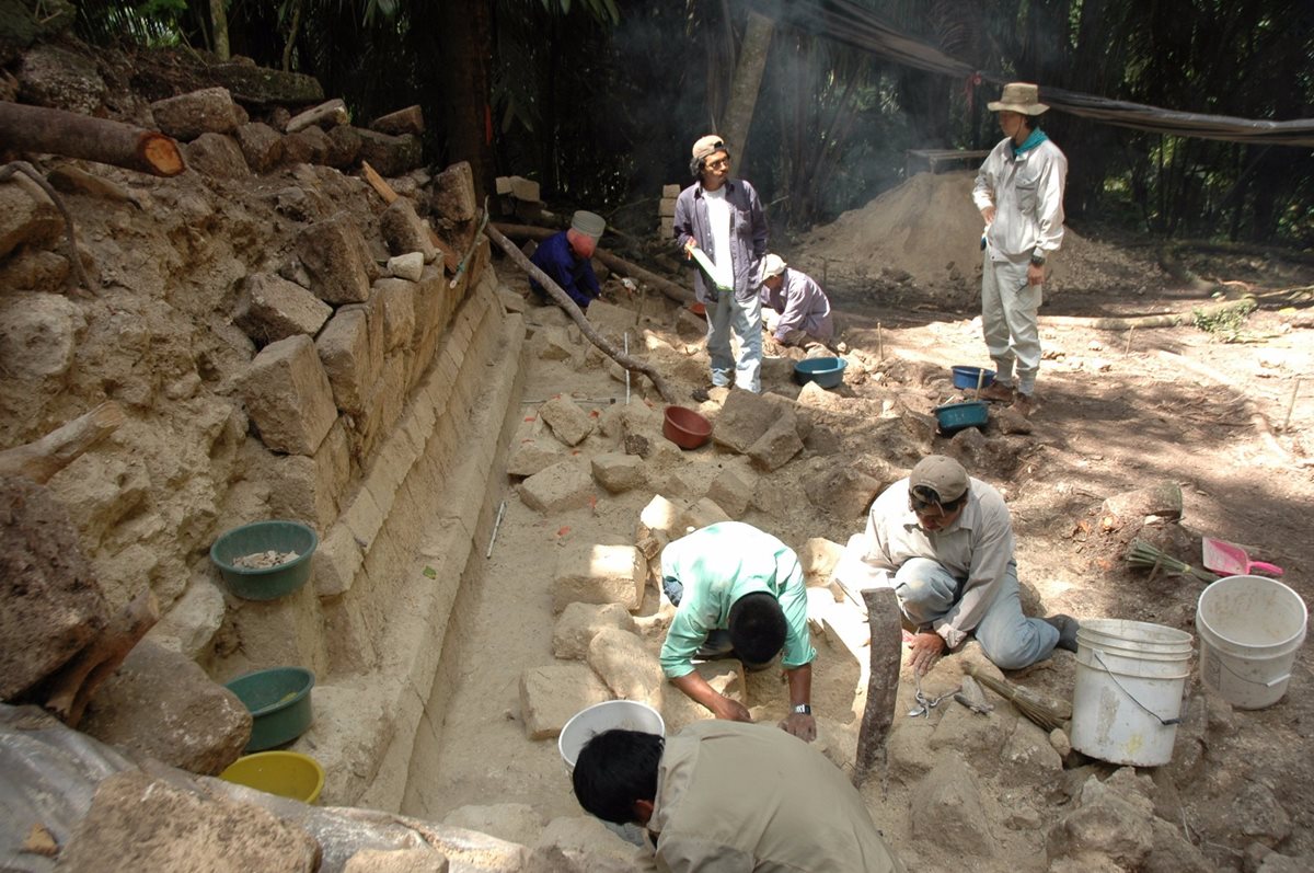 Investigadores estadounidenses y guatemaltecos efectúan estudios en el sitio arqueológico Ceibal, en Petén. (Foto Prensa Libre: EFE)