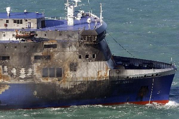 Se espera que el Norman Atlantic" llegue remolcado al puerto de Brindisi el miércoles. (Foto Prensa Libre: AP)