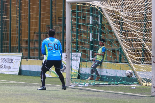 Edgar Martínez, portero de Jocotán encaja el segundo gol de Mixco. (Foto Prensa Libre: Jesús Cuque)