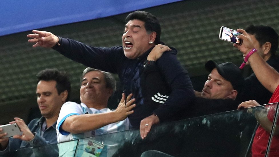Maradona causó polémica por su manera "extraña" de alentar a Argentina en el partido contra Nigeria, el martes. (Foto Prensa Libre: BBC)