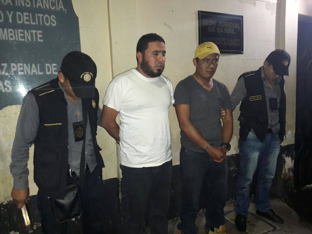 Capturados por contrabando. (Foto Prensa Libre: PNC)