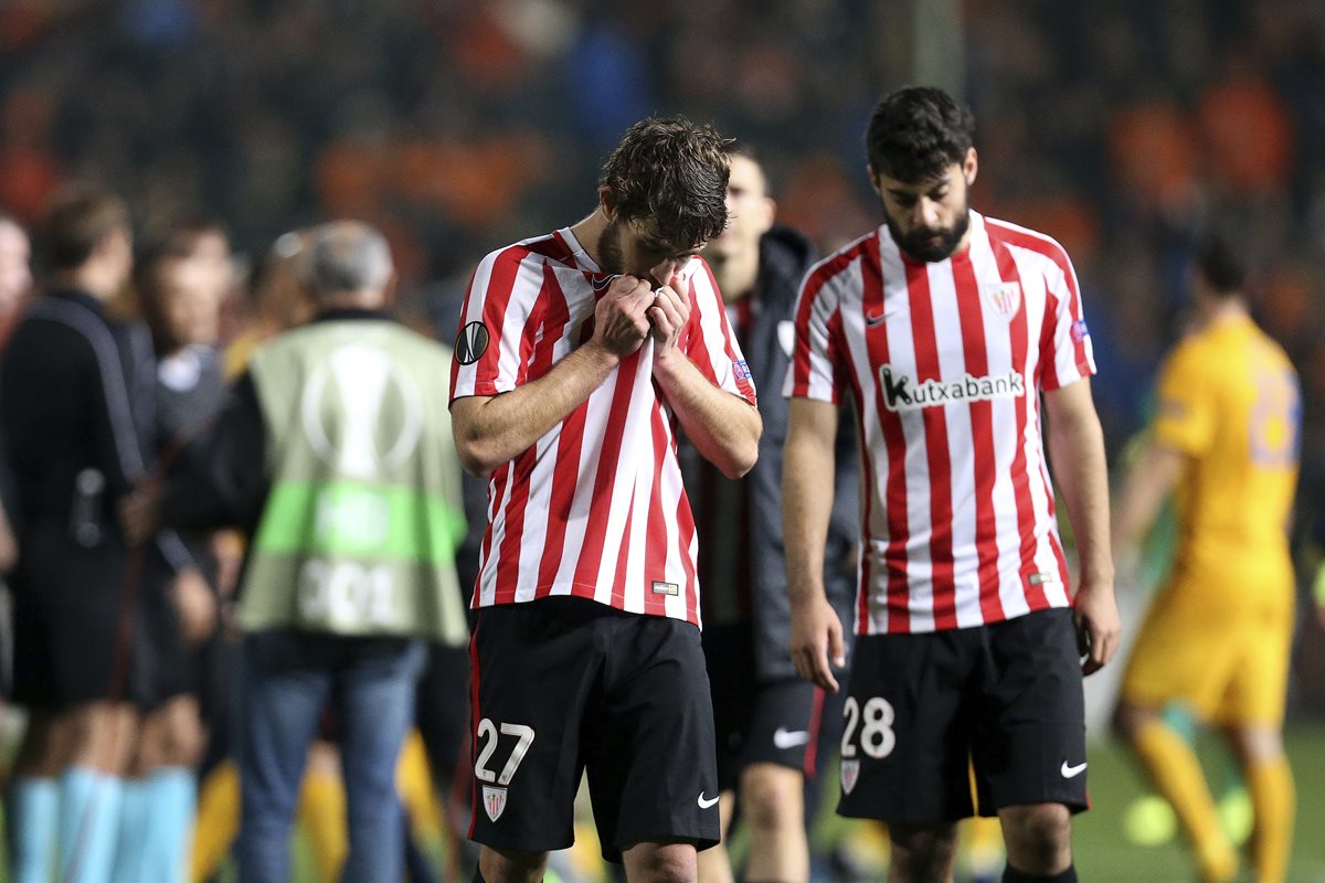 Los jugadores del Athletic de Bilbao Yeray Alvarez y Asier Villalibre salen desconsolados después de ser eliminados de la Europa League por el Apoel de Nicosia. (Foto Prensa Libre: AP)