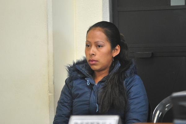 María Estela López, implicada en la muerte de un reo, escucha al juez del Juzgado Segundo de Primera Instancia Penal de Quetzaltenango. (Foto Prensa Libre: Alejandra Martínez)