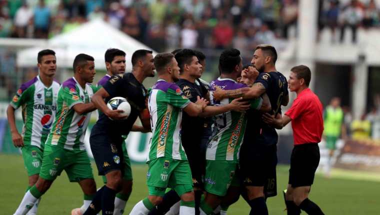 El árbitro Oswaldo Aldana mostró más de una decena de tarjetas amarilla durante el partido Antigua vs Comunicaciones. (Foto Prensa Libre: Edwin Fajardo)