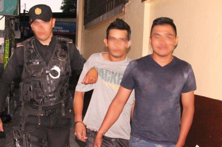 Dos de los seis capturados señalados de haber disparado contra agentes de la PNC. (Foto Prensa Libre: PNC).