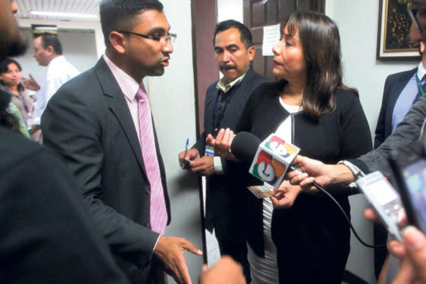 La jueza Silvya De León le pide al abogado Víctor García Galeano, quien acompañaba a los defensores de Vernon González, no protagonizar escándalos en la judicatura, luego de haber intentado fotografiar a periodistas.
