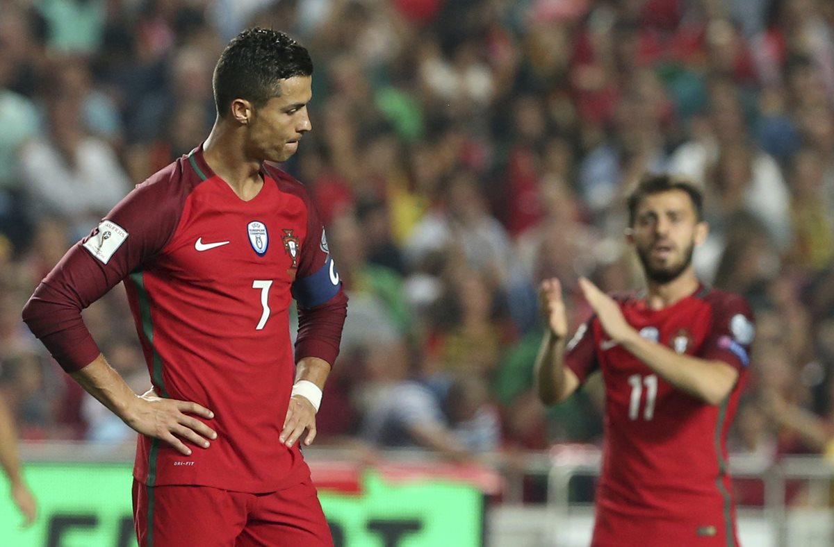Cristiano Ronaldo se lamenta tras no poder marca en una acción a gol contra Suiza. (Foto Prensa Libre: AP).