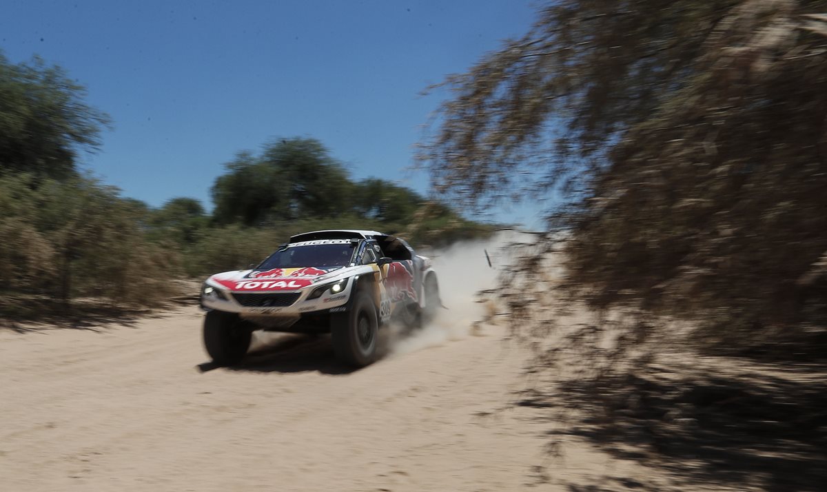 El francés Sebastien Loeb se adjudicó la segunda etapa del Rally Dakar 2017 y además tomó el mando de las posiciones generales entre los autos desplazando al catarí Nasser Al-Attiyah, quien fue su escolta (Foto Prensa Libre: EFE)
