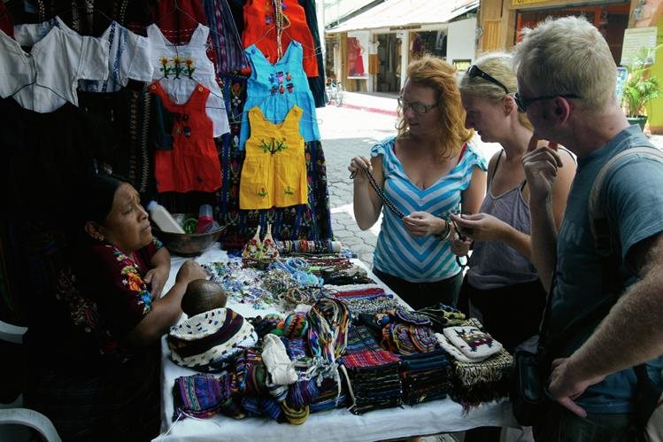 Visitas e ingreso de divisas cayeron 7% en agosto último. (Foto Prensa Libre:BENILDO CONCOGUÁ)