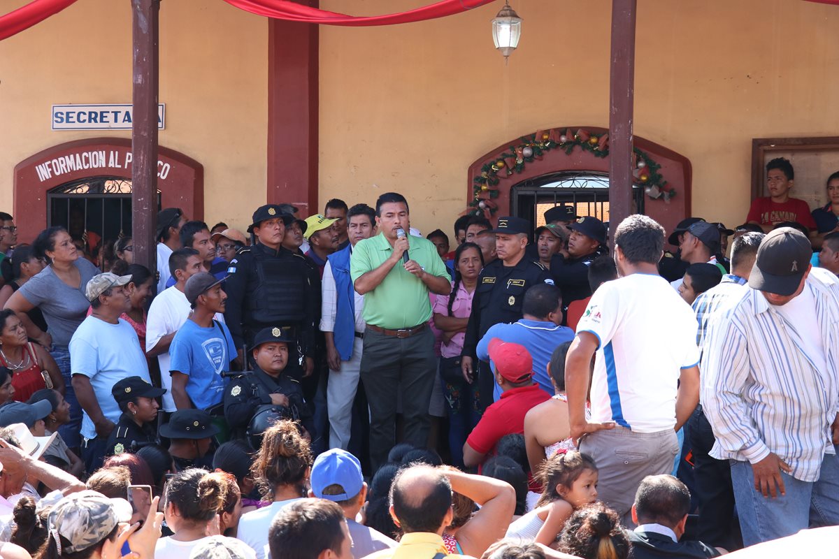 Ramón Soto fue resguardado por agentes de la Policía Nacional Civil para evitar cualquier manifestación. (Foto Prensa Libre: Enrique Paredes)