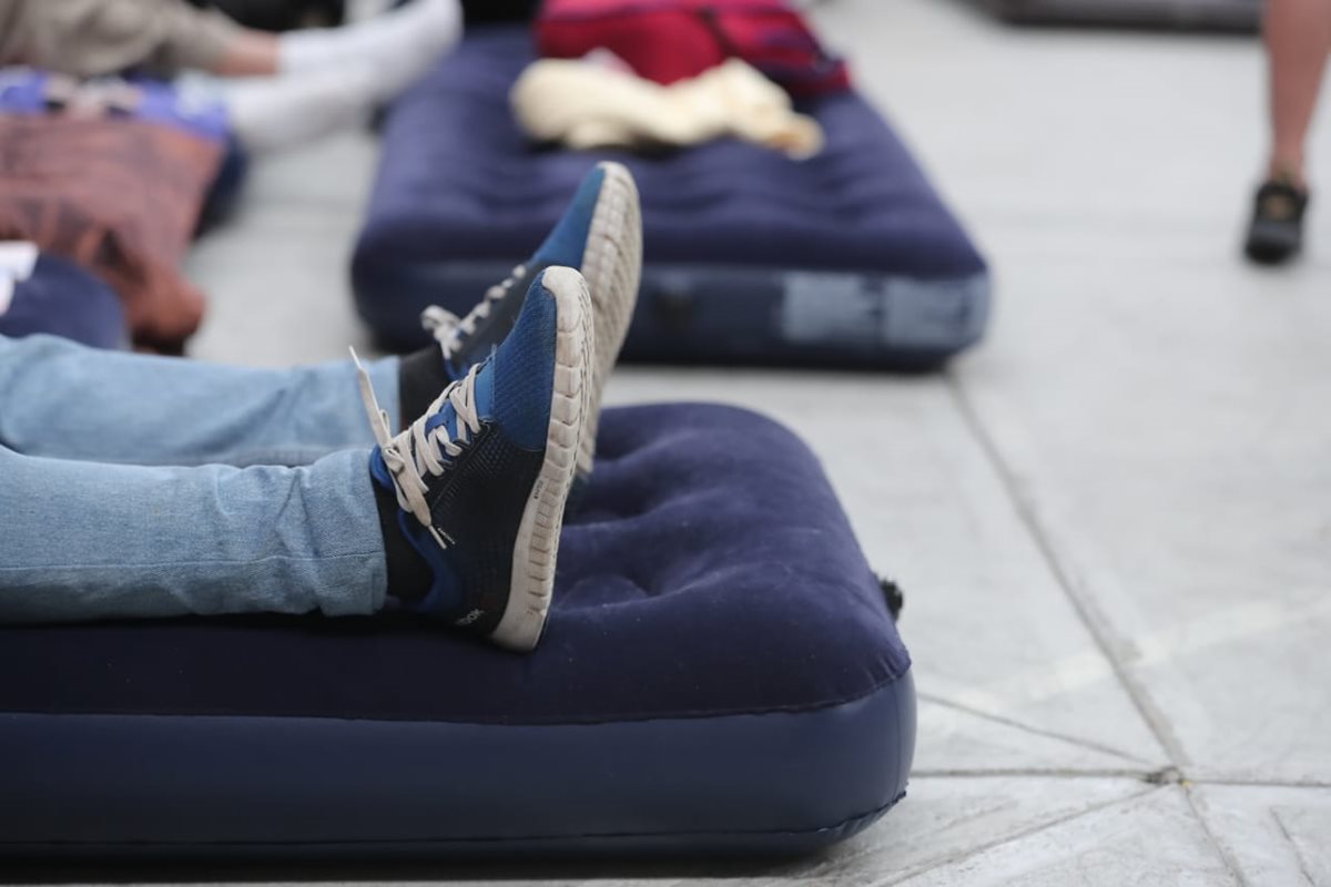Los migrantes ya están agotados por el viaje. (Foto Prensa Libre: Juan Diego González)