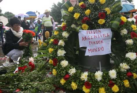 Guatemaltecos dejaron ofrendas florales en memoria de Facundo Cabral. (Foto: Esbin García)