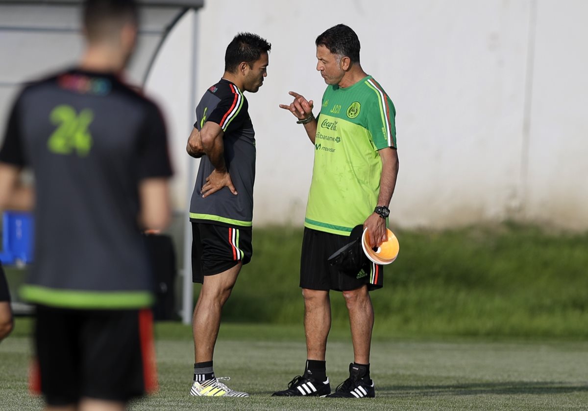 Osorio tiene otras opciones para el ataque mexicano, pero sus rotaciones no convencen. (Foto Prensa Libre: EFE)