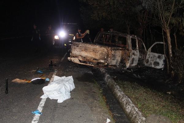 El picop donde viajaban las víctimas se incendió debido al ataque armado del que fueron objeto en el kilómetro 294 de la ruta al Atlántico.