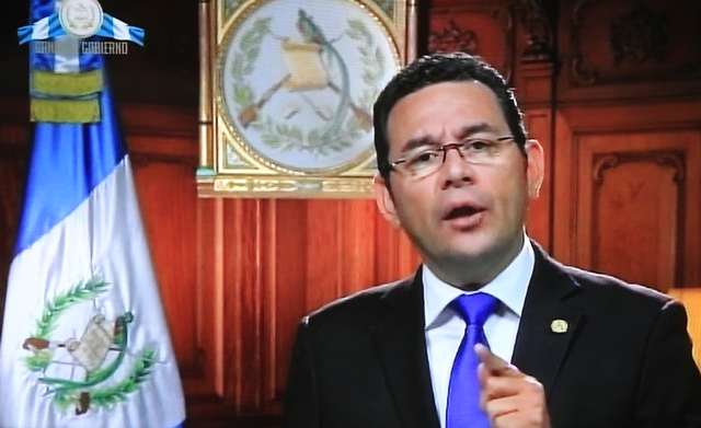 El mensaje de Jimmy Morales fue transmitido por el Canal de Gobierno. (Foto Prensa Libre: Esbin García)
