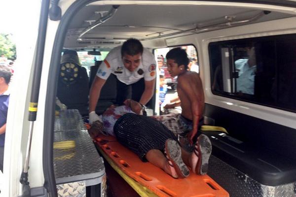 Las dos personas heridas fueron trasladadas a un centro asistencial. (Foto Prensa Libre: Bomberos Voluntarios)<br _mce_bogus="1"/>