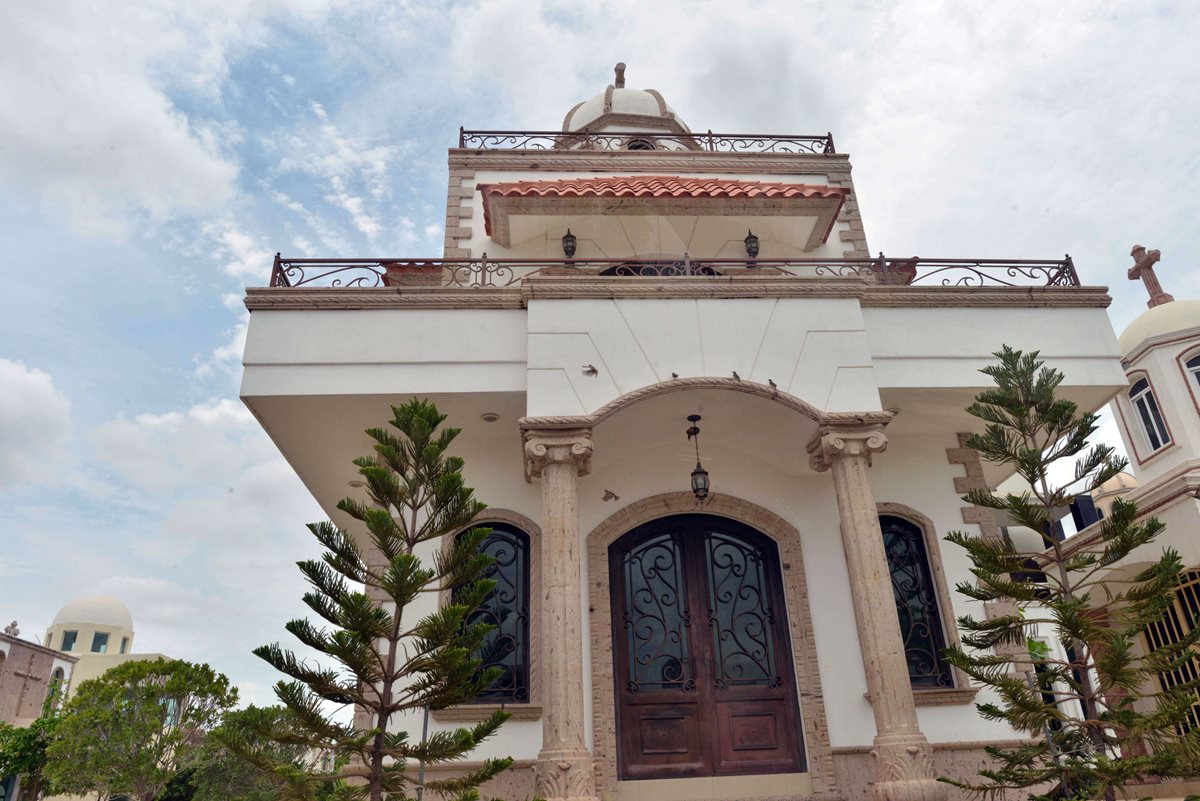 <em>Los líderes del cartel algunas veces compran decenas de fosas funerarias por adelantado en Jardines de Humaya, para asegurarse de que haya espacio para su gente cuando hagan el viaje final. (Foto Prensa Libre: AFP).</em>