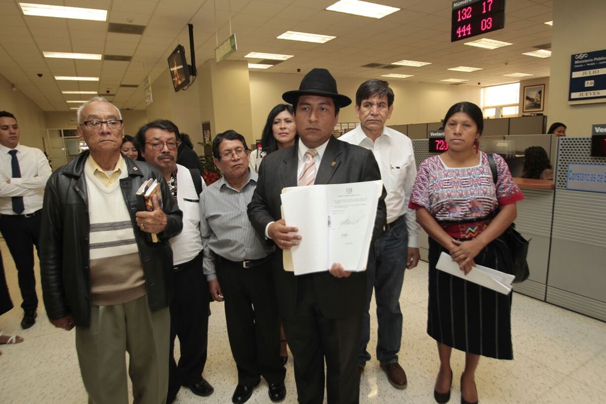 Diputado Amílcar Pop acude a Tribunales donde acciona contra Energuate por supuestos cobros indebidos. (Foto Prensa Libre: Paulo Raquec)