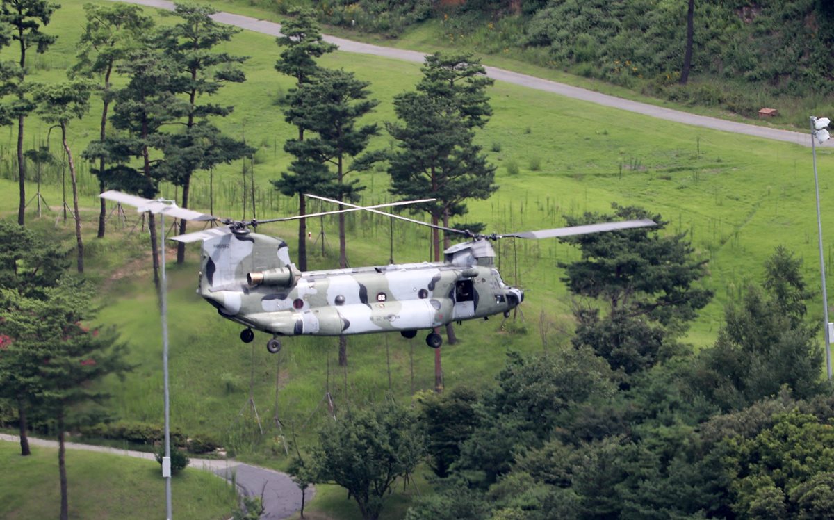 Un helicóptero sobrevuela localidades de Corea del Sur, en plena tensión con Corea del Norte. (Foto Prensa Libre: EFE)