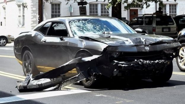 Así quedó el automóvil que atropelló a un grupo de contramanifestantes. (Getty Images)