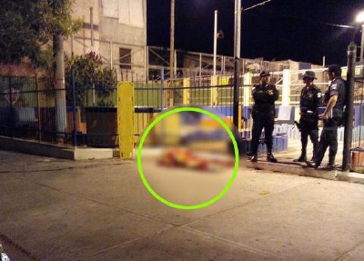 Agentes de  la Policía Nacional Civil observan el cadáver que quedó tendido en la zona 6. (Foto Prensa Libre: @amilcarmontejo)