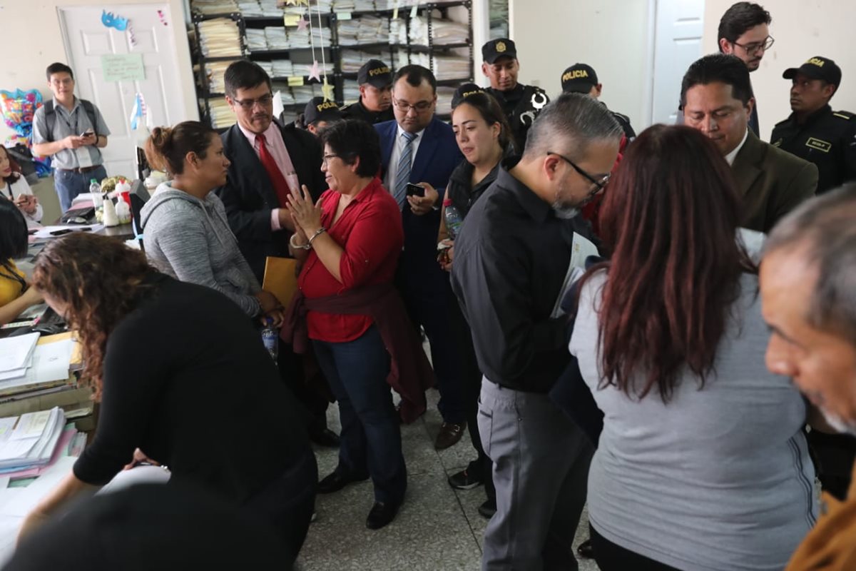 Detenidos escucharon el motivo de su detención en el Juzgado Segundo. (Foto Prensa Libre: Érick Ávila)