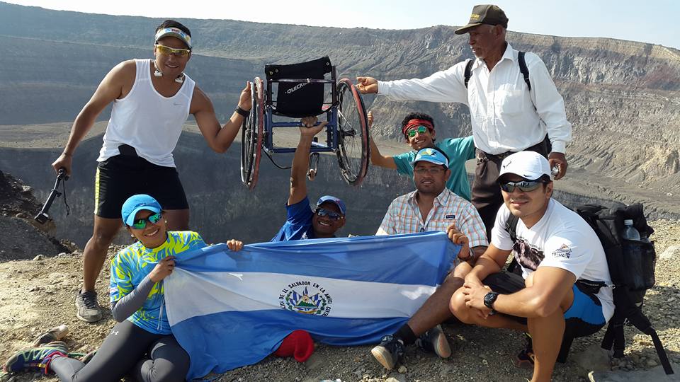 JC Pérez posa junto al grupo de personas con las que ascendió el volcán Santa Ana, en El Salvador, el fin de semana. (Foto Prensa Libre: cortesía JC Pérez)