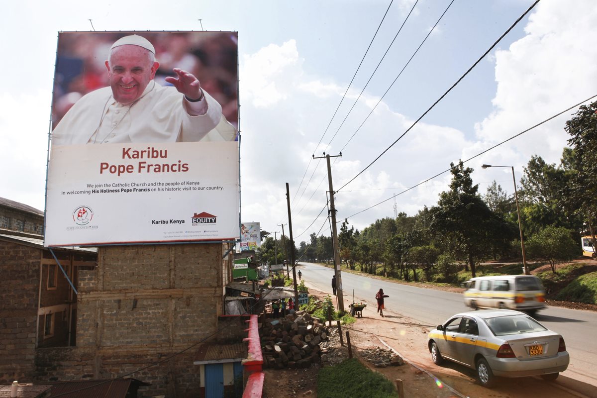  Carteles anuncian la llegada del Papa a países africanos. (Foto Prensa Libre: EFE