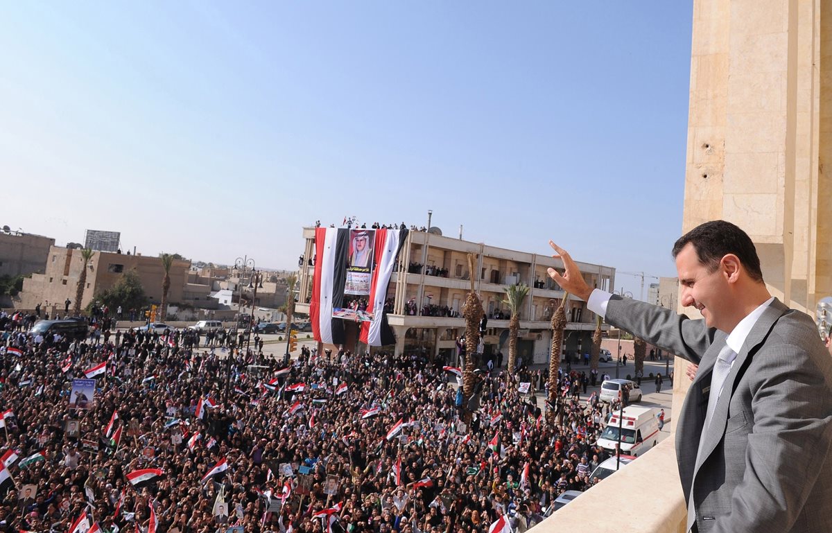El presidente de Siria, Bashar al Assad, saluda a una multitud reunida en Al-Raqqa el 6 de noviembre de 2011.  (Foto: AFP)