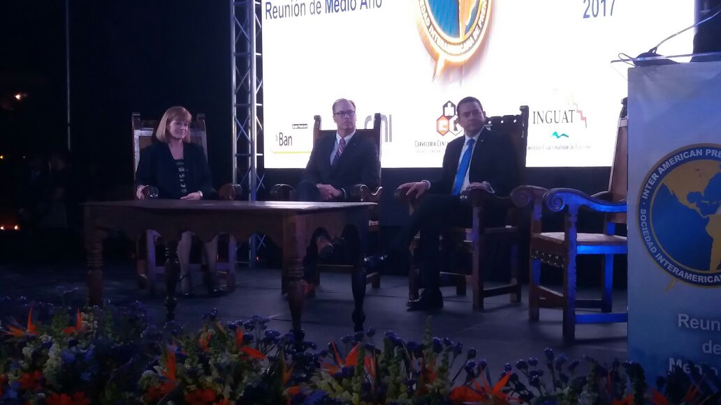 El presidente Jimmy Morales participó en la inauguración de la reunión de la SIP en La Antigua Guatemala. Foto Prensa Libre: Renato Melgar.