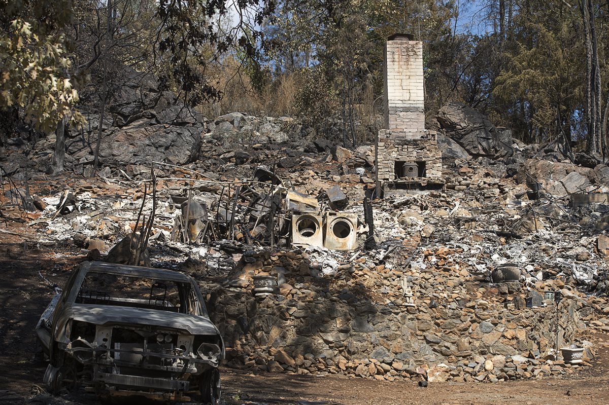 Los voraces incendios consumen todo a su paso. (Foto Prensa Libre: AP)