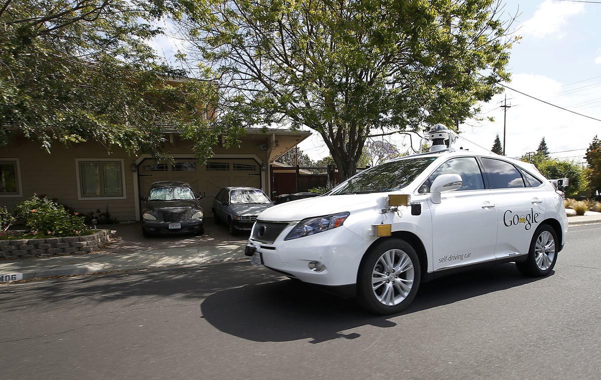 El gigante tecnológico Google prueba varios de sus vehículos en las calles de California, Texas y Washington. (Foto Prensa Libre: AP).