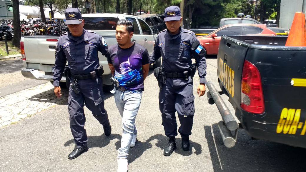 Óscar Israel Ajxup Rodríguez, de 21 años, fue capturado en la calzada Roosevet sindicado de robo de vehículos. (Foto Prensa Libre: PNC)