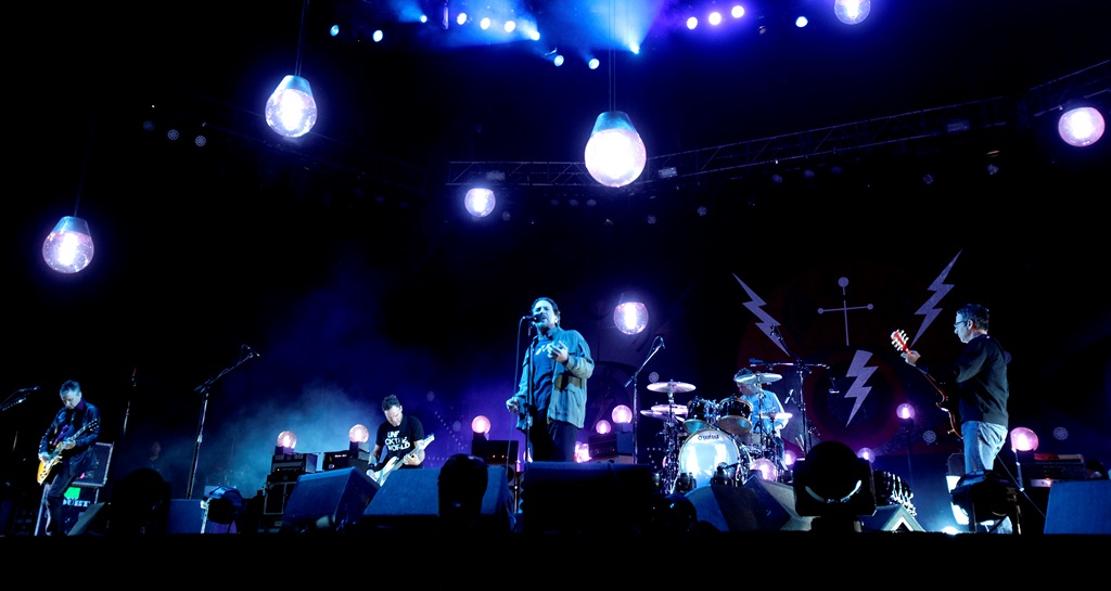 La banda estadounidense Pearl Jam se presentó en el Estadio Nacional Julio Martínez, en Santiago de Chile. (Foto Prensa Libre: EFE)