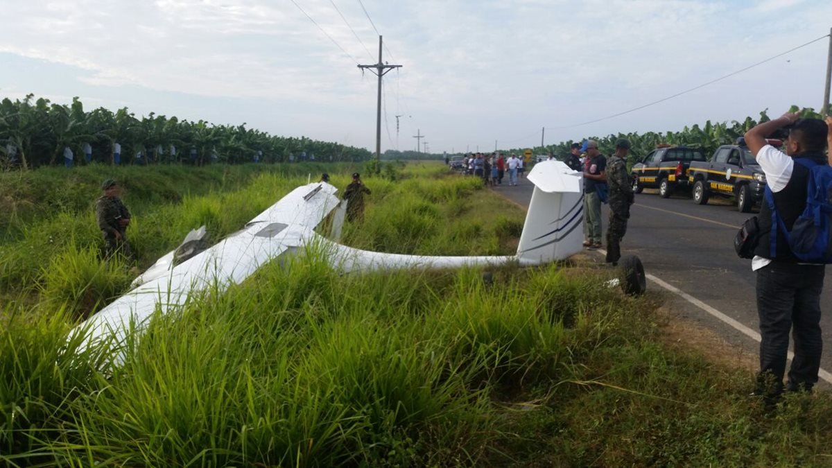 La aeronave, matrícula ULTI092, quedó a un costado de la carretera en la que el piloto pretendía aterrizar, en Los Limoncitos, Ocós, San Marcos. (Foto Prensa Libre: Alexánder Coyoy)
