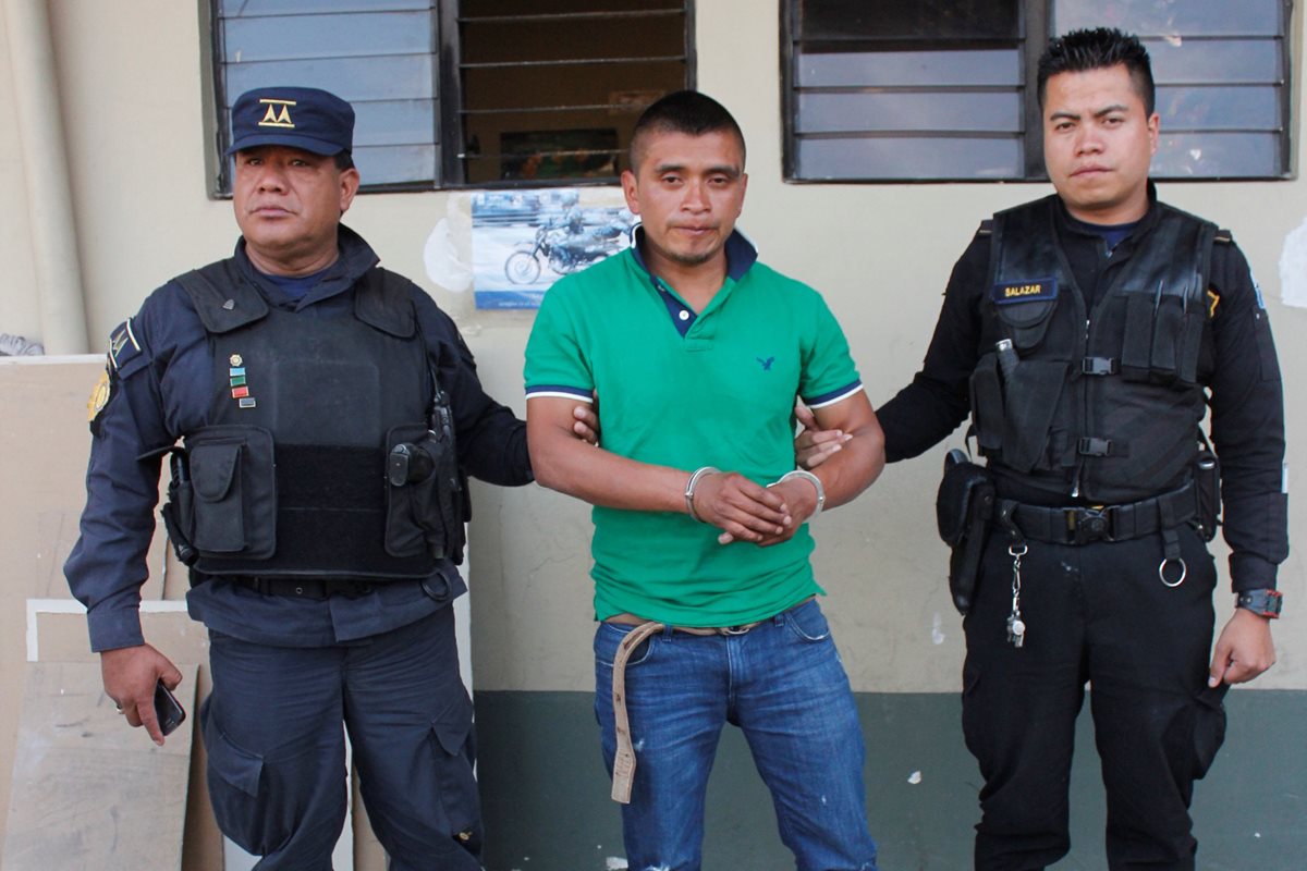 Carlos Armando Bala Lares es trasladado a una subestación de la PNC en Tecpán Guatemala, Chimaltenango. (Foto Prensa Libre: Víctor Chamalé)