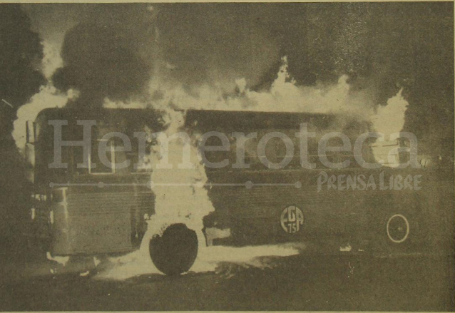 Detalle de la portada de Prensa Libre del 8 de mayo de 1982 informando sobre la quema de buses del transporte urbano en protesta por el aumento al pasaje de Q0.05 a Q0.10. (Foto: Hemeroteca PL)