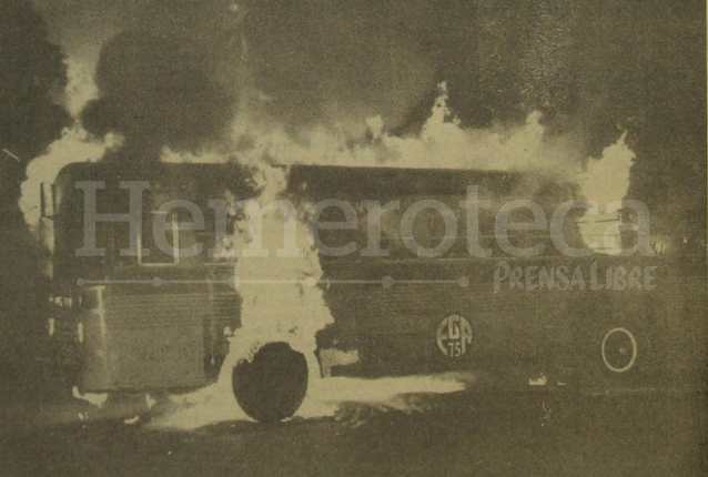 Detalle de la portada de Prensa Libre del 8 de mayo de 1982 informando sobre la quema de buses del transporte urbano en protesta por el aumento al pasaje de Q0.05 a Q0.10. (Foto: Hemeroteca PL)