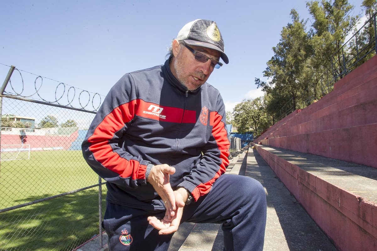 El técnico escarlata Gustavo Machaín dirigirá su tercer torneo consecutivo desde que asumió en noviembre del 2015. En el Apertura 2016 finalizó subcampeón.(Foto Prensa Libre: Norvin Mendoza)