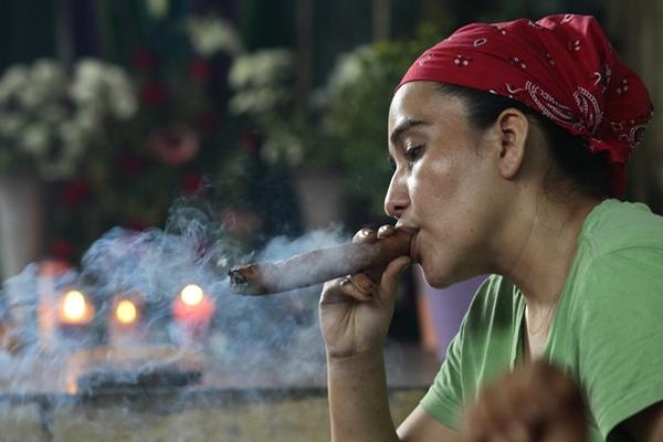 Una mujer fuma puros como medio de comunicación con el más allá (Foto Prensa Libre: Álvaro Interiano).